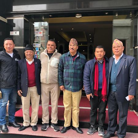 Om Gaura Hotel Pokhara Bagian luar foto