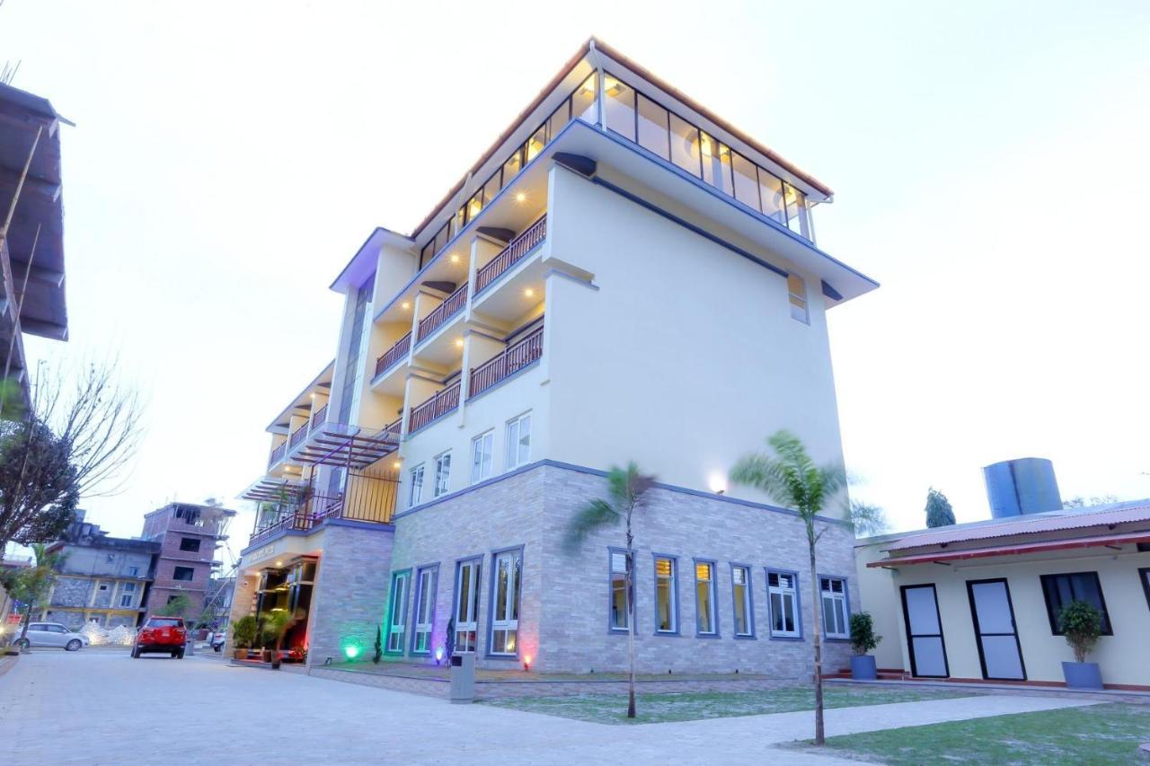 Om Gaura Hotel Pokhara Bagian luar foto