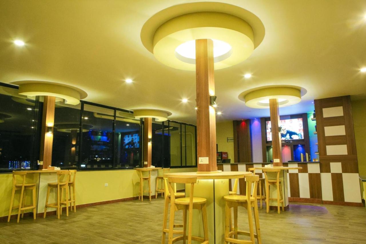 Om Gaura Hotel Pokhara Bagian luar foto