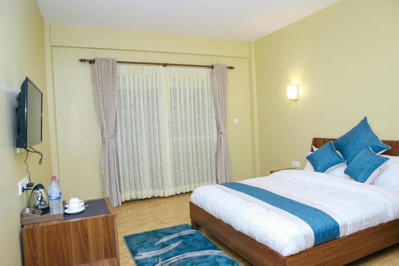 Om Gaura Hotel Pokhara Bagian luar foto