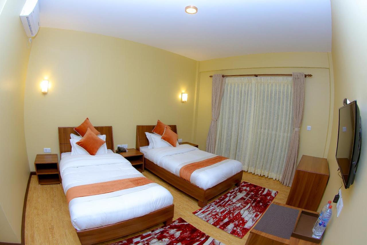 Om Gaura Hotel Pokhara Bagian luar foto