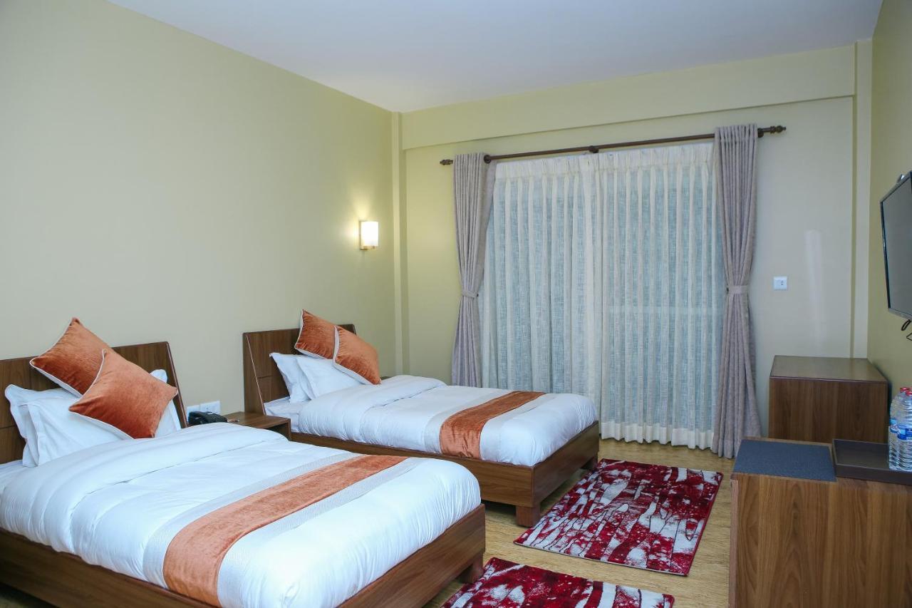 Om Gaura Hotel Pokhara Bagian luar foto