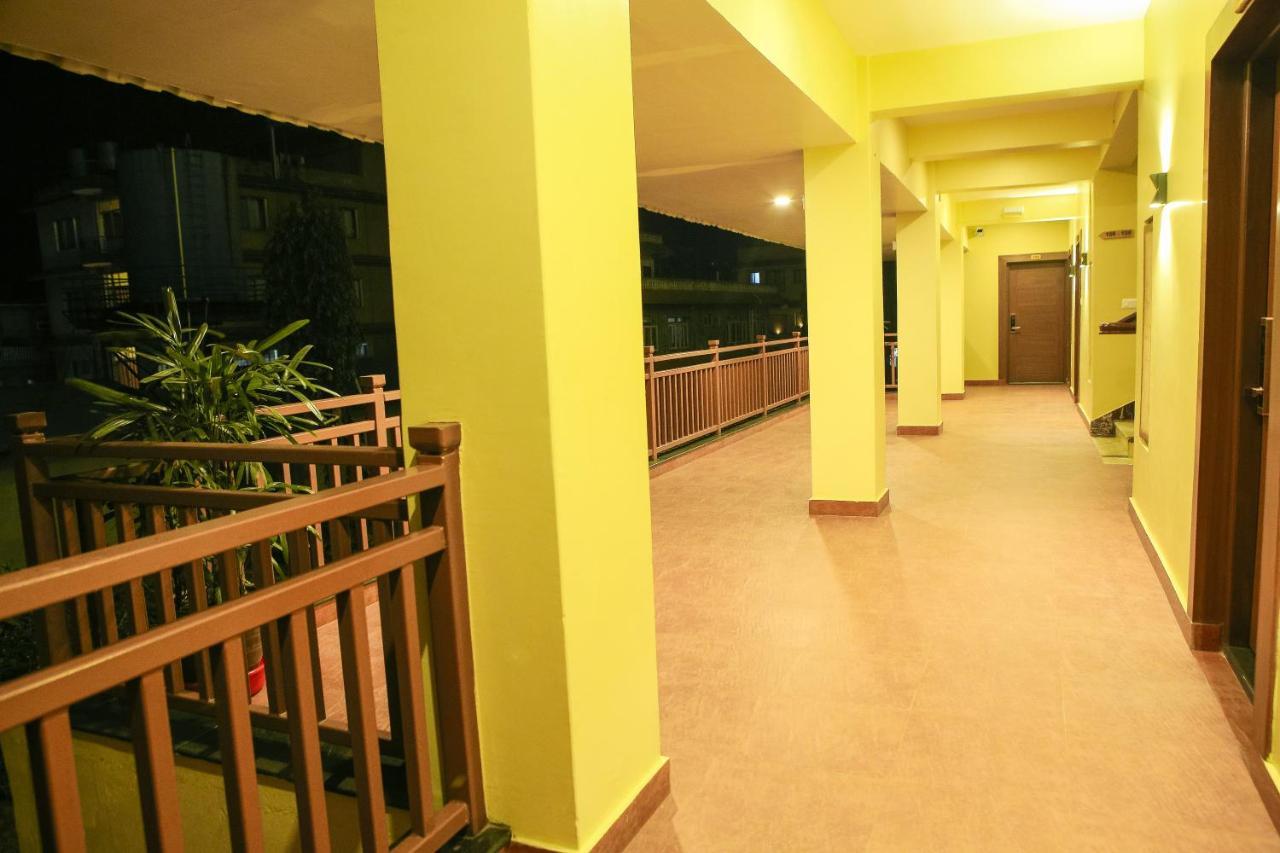 Om Gaura Hotel Pokhara Bagian luar foto
