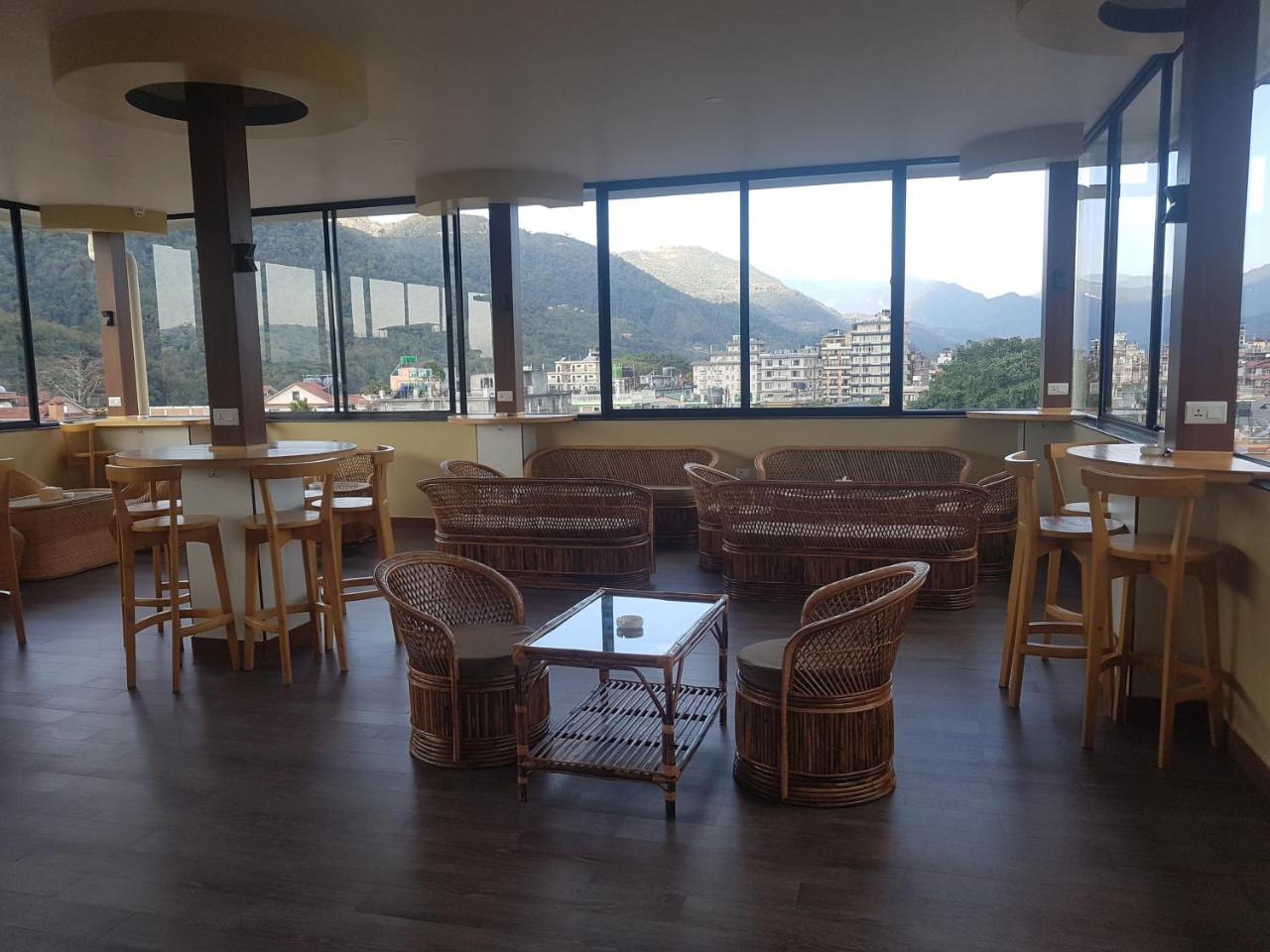 Om Gaura Hotel Pokhara Bagian luar foto
