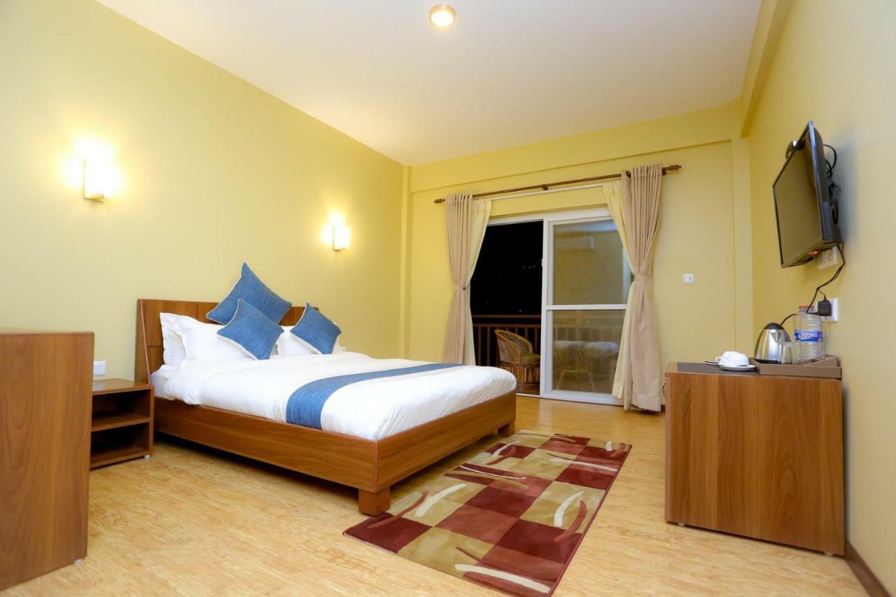 Om Gaura Hotel Pokhara Bagian luar foto